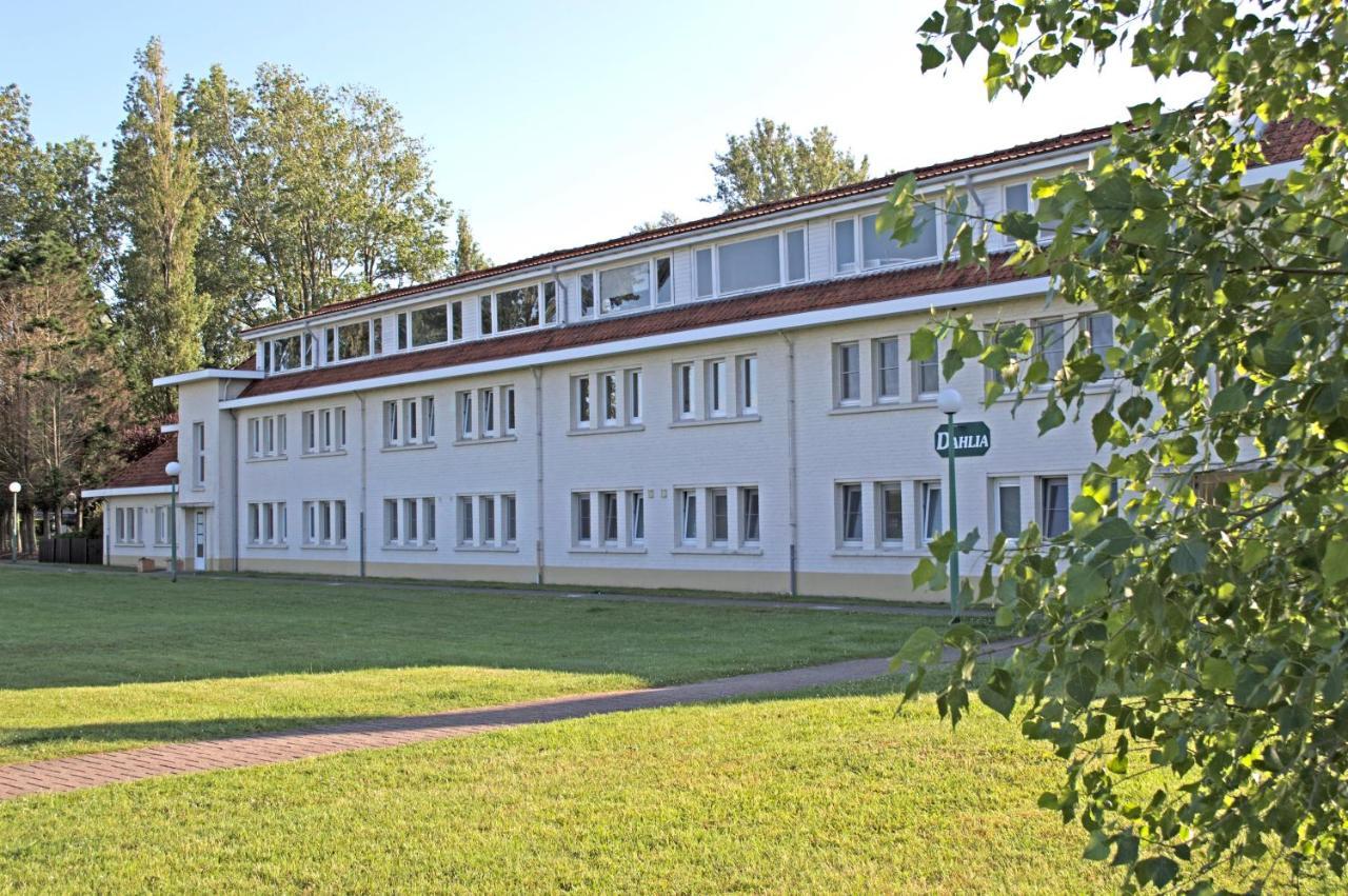 Sunny Apartment In Residential Park - De Haan Exterior foto